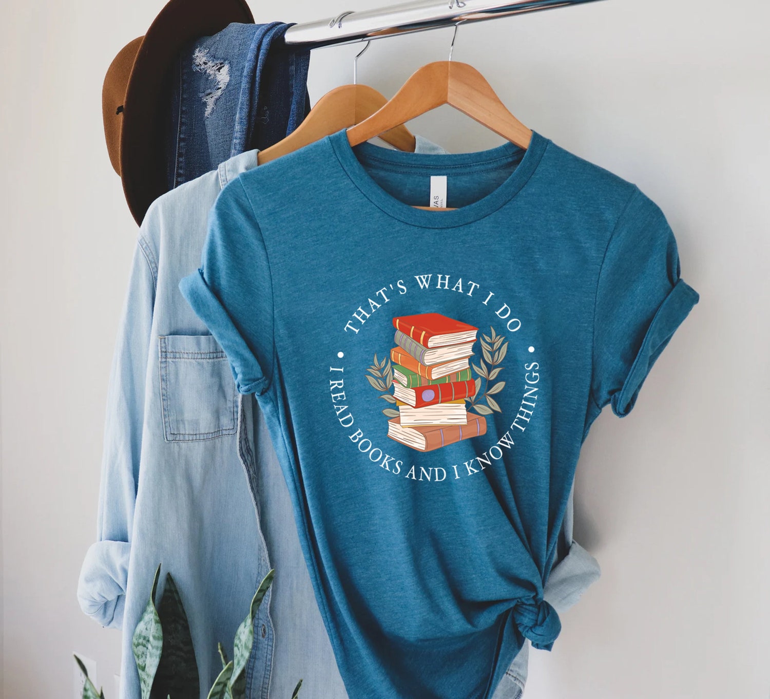 That's What I Do I Read Books And I Know Things Lover Librarian Teacher Shirt image 3